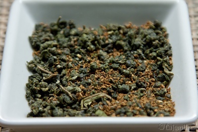 Čaj Ten Thousands Miles Scented – sSměs oolongu a lístků vonokvětky.