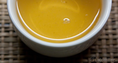 Žlutavo okrový nálev s lehce kořeněnou vůní a chutí – čaj Ten Thousands Miles Scented.