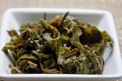 Oolong s pořádnými listy. Sem tam kvítko osmanthu – Čaj Ten Thousands Miles Scented.